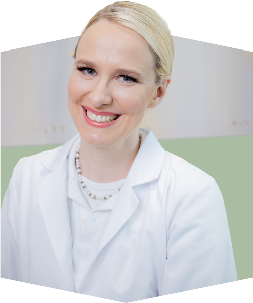 Portrait von Heilpraktiker Franziska Bach in ihrer Praxis in München Schwabing, spezialisiert auf Akupunktur und Vitamininfusionen