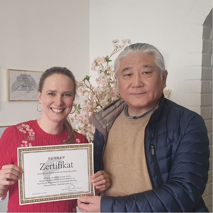 Franziska Bach mit dem TCM Meister und Lehrer Zhonwen Zhang aus München